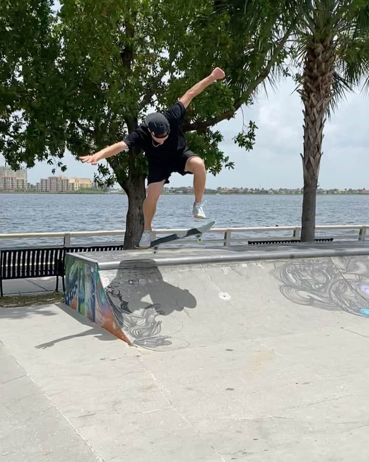 ジェイク・イラーディのインスタグラム：「Cruisin the park 🌊🌊🌊」