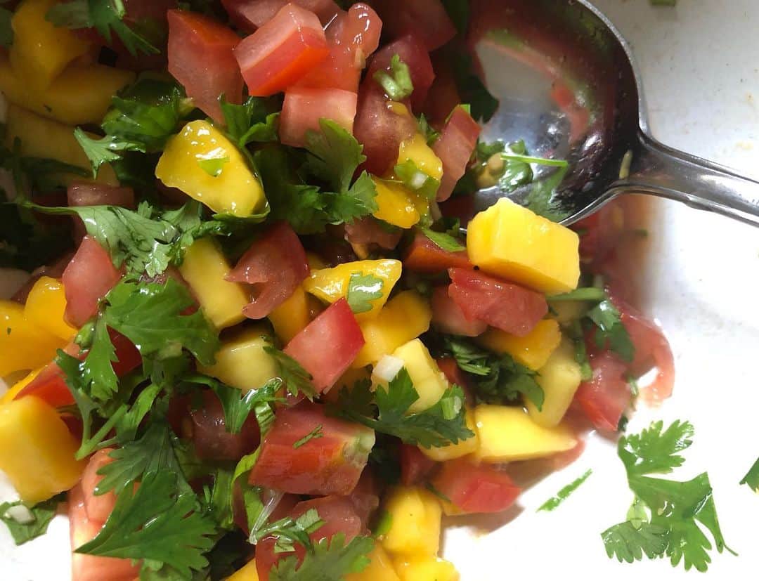 日登美さんのインスタグラム写真 - (日登美Instagram)「Mexican kind of... vegetarian dinner 🍴  Mango salsa 🥭is very easy and useful👍 Just cut the mango, tomato, avocado in small cube. Add fine chopped garlic and chopped coriander, lime juice and salt and Tabasco till taste. That’s it😉 Perfect with deep-fry and brown rice👌  冷蔵庫の中の残り物を合体させてメキシカン的な。 子供の食べかけマンゴー刻んじゃって、トマトとこれまた半分残ったアボカドも刻んじゃって、細かく刻んだニンニクにパクチーザクザク入れちゃって、ライムは忘れて皮がカチコチだって捨てちゃだめ。中はジューシー、絞りやすくて良いくらい。ギューっと絞り塩とタバスコで味を決める。 揚げ物に最高、マンゴーサルサ。 今日は豆腐唐揚げとマンゴーサルサだよ🥭  あとはやっぱり残りキャベツ刻んじゃって、赤玉ネギとライム、これまた半分残ったサワークリームでサラダに。 ビーツも蒸し煮してサワークリームとパクチーで食べちゃう。  発芽玄米はもう暑いから圧力鍋では炊きませぬ。鍋で炊いたら子供も食べるよ。 これ、マクロビテクでございます。  グチャグチャ混ぜながら、甘い、すっぱい、辛い、芳香、クリーミー。シャクシャク、ワシワシ、ジュルジュルしながら食べる。 このカオス加減が夏ご飯らしい。  これまた、マクロビ的にバッチリ。拡散のエネルギーですなぁ…などなど一人うんちくにもまみれながらの夏の食卓。  #vegetarianfood #homemade #mango #salsa #easy #mexicanfood #berlin #hitomisküche #メキシカン #残り物で #マンゴーサルサ #簡単レシピ #夏ごはん#ベジタリアン #ベルリン」7月5日 2時49分 - hitomihigashi_b