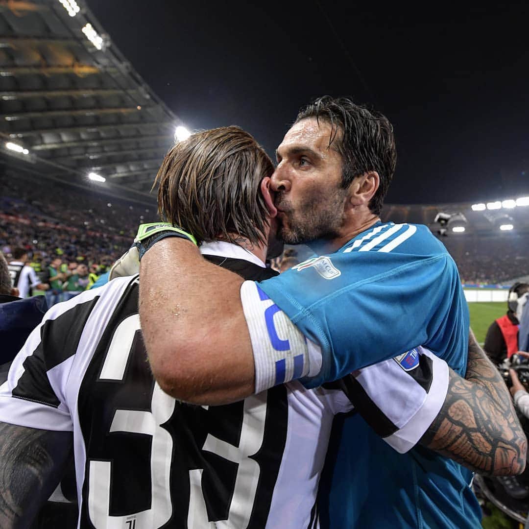 フェデリコ・ベルナルデスキのインスタグラム：「648 times congratulations! 👏🏼👏🏼#648Buffon #JuveToro #FinoallaFine」