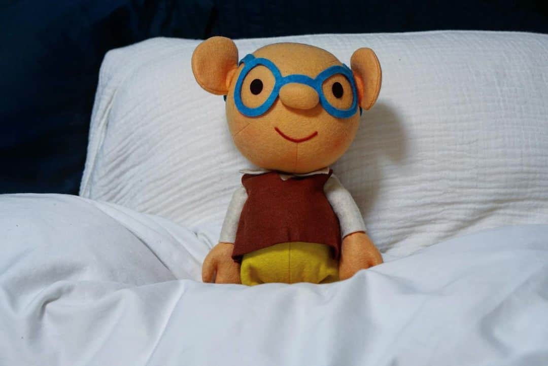 のインスタグラム：「🧸 「なおちゃんっぽい」って☺️ 私の知る限り、 世界一優しくて素敵すぎる お友達の旦那さまからの surprise 🧸 ヴィンテージの優しい顔のお人形さん。 今夜から私の寝室に。 いつも心遣いを本当にありがとう😌」