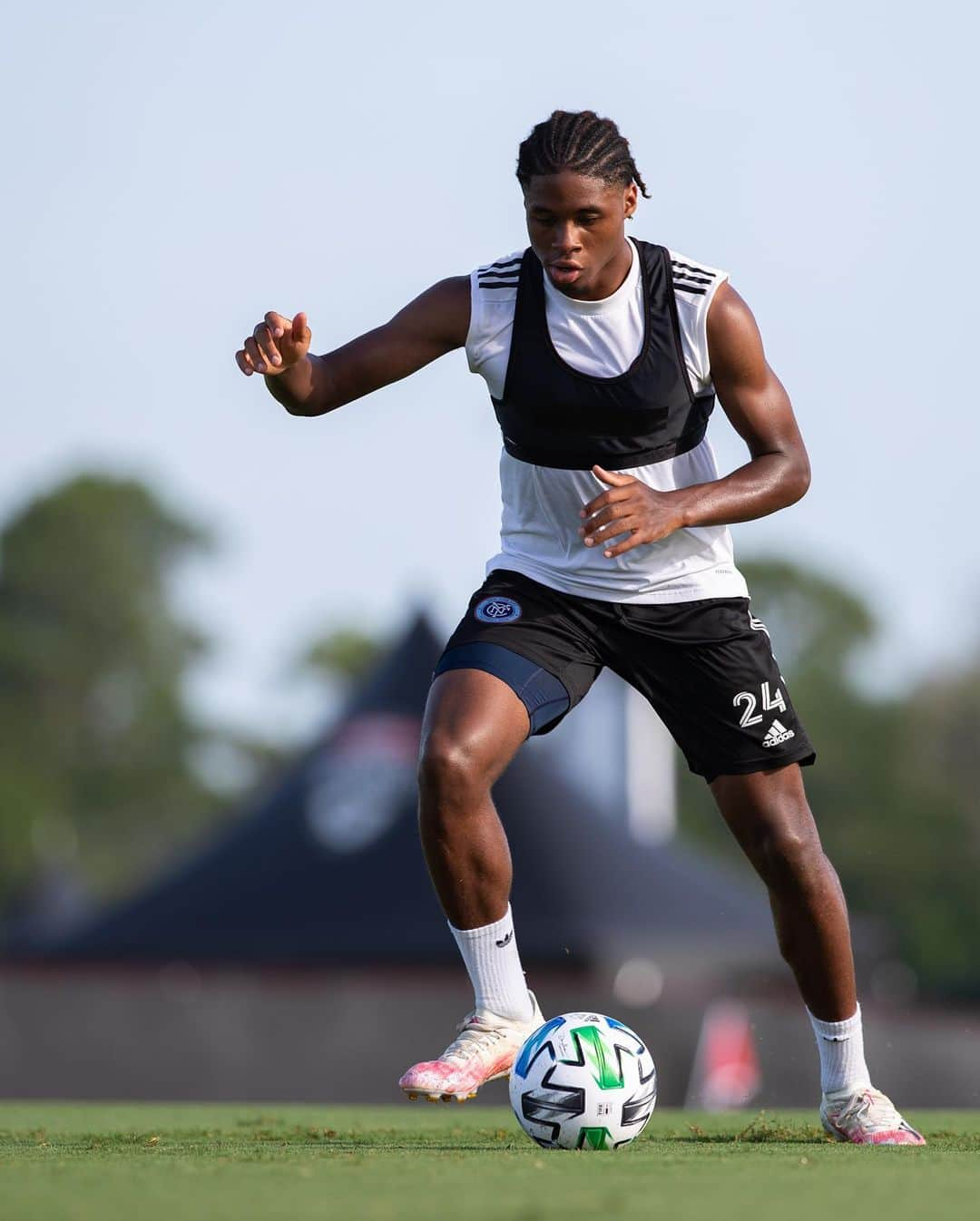 ニューヨーク・シティFCさんのインスタグラム写真 - (ニューヨーク・シティFCInstagram)「Early #fourthofjuly fireworks on the training pitch in Orlando 💥 #mlsisback」7月5日 2時55分 - nycfc