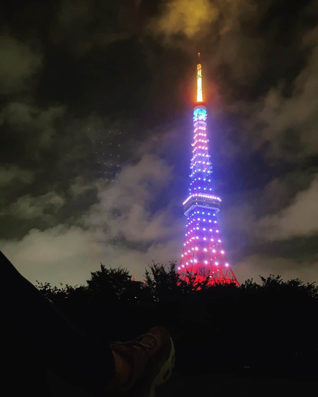 のインスタグラム：「. 星が月とならんでいくつか見えたね😳✨‼︎ 綺麗だった　雲と雨で見れないかと思ったけど感謝−🤍 @welcome_floworld は必ず「神々の唄」の曲をどこでもながす。笑 そしてそれにつられて私もおどりだす。→二人とも完奏まで唄ってしまう。 なにこれ。笑 生きてる時代が、おかしいのかもしれない😂」