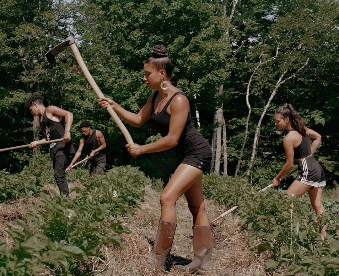 Vogueさんのインスタグラム写真 - (VogueInstagram)「“Black land matters.” With these words, @LeahPenniman begins "Farming While Black," an extraordinary book that feels like it was written for this very moment in American history, when a pandemic has exposed deep vulnerabilities in our food system and struck up crucial conversations surrounding systemic racism. Penniman’s book—part agricultural guide, part revolutionary manifesto—is meant to empower Brown and Black farmers to regain what she calls "food sovereignty." Penniman explains how the current agricultural system reinforces racial inequality, and she also gives would-be farmers the tools they need to break free from it. Along with her husband Jonah Vitale-Wolff (@jvitalewolff), Penniman also runs @SoulFireFarm, an 80-acre nonprofit organic farm in Grafton, New York, which has become an important training center for farmers of color. “We use Afro-indigenous and regenerative practices—fancy words that essentially mean we’re trying to farm using the best advice of our ancestors and we’re trying to farm in a way that actually makes the environment better and not worse,” she says.  At the link in our bio, on her 24th season, the author talks growing food, and empowering Black and Brown farmers, in a time of plague and racial reckoning. Photographed by @courtsyy  Pictured above: Emet Vitale-Penniman, Kweku Wooten, @LeahPenniman and Neshima Vitale-Penniman at @SoulFireFarm; Justin Butts, who leads the livestock program at Soul Fire Farm, at the chicken house.」7月5日 2時58分 - voguemagazine