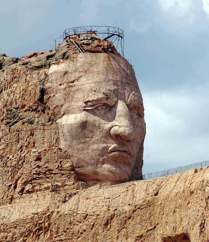 Flaunt Magazineさんのインスタグラム写真 - (Flaunt MagazineInstagram)「Whose Independence Day?⠀⠀⠀⠀⠀⠀⠀⠀⠀ ⠀⠀⠀⠀⠀⠀⠀⠀⠀ In The Black Hills, just 17 miles from Mt. Rushmore, sits Crazy Horse Memorial, a still in progress sculptural response to Rushmore by the Lakota people, commenced in 1939.⠀⠀⠀⠀⠀⠀⠀⠀⠀ ⠀⠀⠀⠀⠀⠀⠀⠀⠀ “My fellow chiefs and I would like the white man to know the red man has great heroes too,” said Lakota Chief Henry Standing Bear of its conception. ⠀⠀⠀⠀⠀⠀⠀⠀⠀ Crazy Horse was an Oglala Sioux leader who guided his people to victory over George Armstrong Custer’s forces at the notorious Battle of Little Bighorn in 1876. He was stabbed to death a year later by a guard after surrendering to the U.S. Army. ⠀⠀⠀⠀⠀⠀⠀⠀⠀ While many activists, descendants, and tribal historians have argued that desecration of nature, or sacred lands, for monuments is impermissible, it's an important day to remember our heroes, and our versions of history, are varied.⠀⠀⠀⠀⠀⠀⠀⠀⠀ ⠀⠀⠀⠀⠀⠀⠀⠀⠀ #4thofJuly #IndependenceDay #CrazyHorse #SouthDakota」7月5日 3時00分 - flauntmagazine