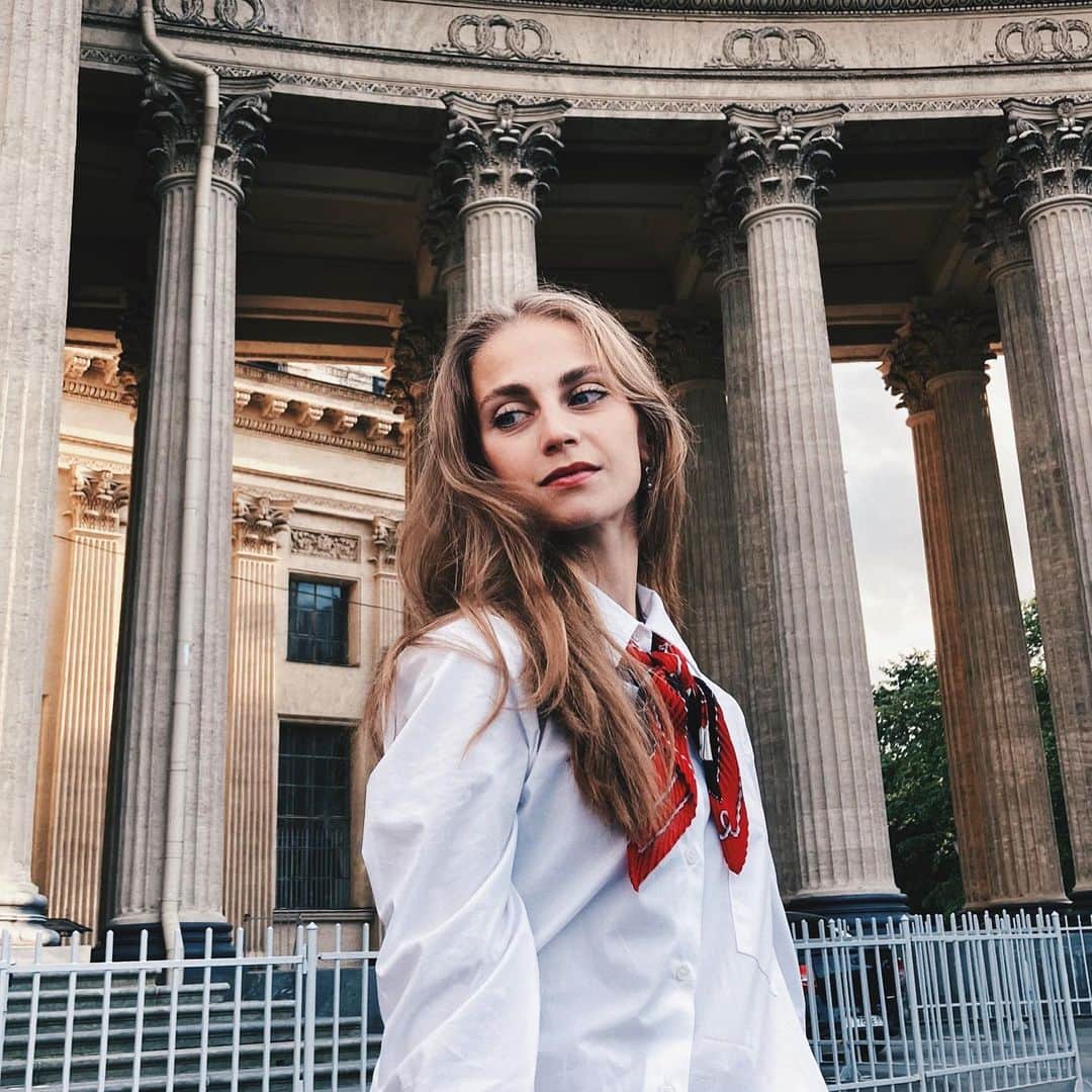 ダリア・イオノワのインスタグラム：「как ни крути, а жизнь это спаянная логическая цепь 🖇  _______________________________________  #spb #saintpetersburg #mariinsky #mariinskytheatre #mariinskyballet #mariinskydancer #vaganovastudents #ballet Ph: @js_artsreview / @kustov_fred」