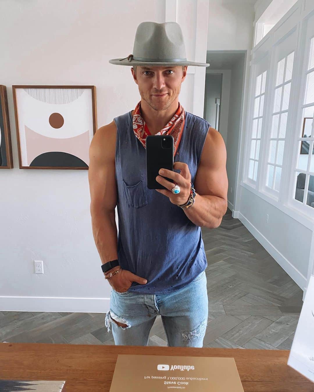 スティーブ・クックのインスタグラム：「Hi my name is Steve and im here to party! 4th of July celebrations 🎉 going for that croc hunter meets coachella vibe」