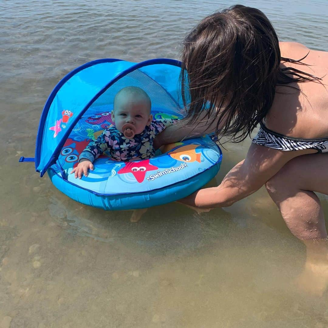 メーガン・デュアメルさんのインスタグラム写真 - (メーガン・デュアメルInstagram)「First day at the beach and in the lake! Zoey loved it! 💦 #splishsplash #lakeerie #camping #summerdays #waterbaby」7月5日 3時08分 - meaganduhamel