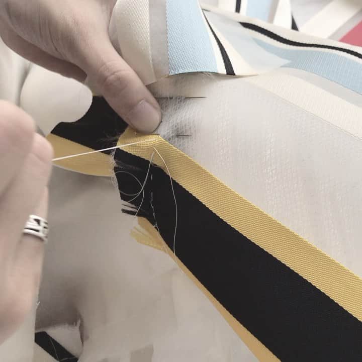 アレクシマビーユのインスタグラム：「Craftsmanship @alexismabille J-3 before the show #alexismabille #craftmanship #needlework #needles #atelier #savoirfaire #hautecouture #workinprogress #coutureweek #virtualfashionweek #hautecoutureonline #organza #silk #stripes #hands #couturiere #virtualshow #showtime #comingsoon #parismonamour❤️」