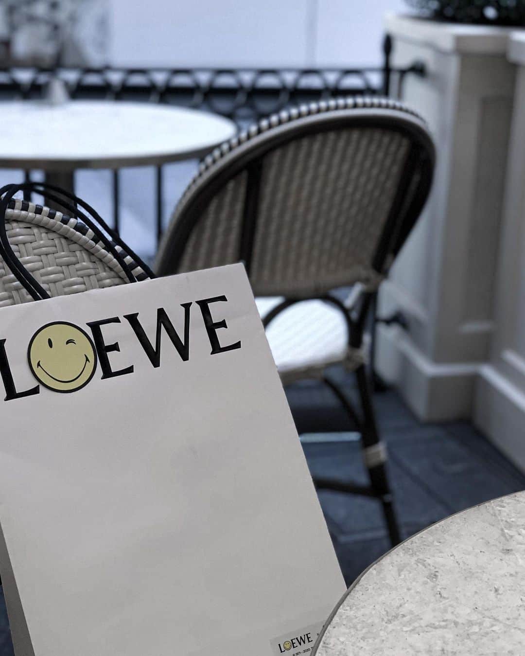 紺谷みえこのインスタグラム：「スマイリーがウインクしてるのは日本限定😉 LOEWEが新型コロナウイルスの感染拡大に影響を受けた子ども達への教育支援プロジェクトを始動。 新作の「パウラズ イビザ コレクション」は、 5月から8月までの売上から、1商品購入されるごとに40ユーロ（約4,660円）を寄付。 スペイン国内で不平等な差別と学校中退を減らすための 教育プログラムも開始。 ロエベはこのほか、新型コロナウイルスに関する医療現場の最前線にいる医療従事者への支援として、10万枚の医療用マスクを赤十字社に寄付。工場で非外科用マスクを製造し、ロエベの従業員とその家族、ボランティア労働者にも配布しています。  教育、子供、環境、シングルマザー関連のニュースは ついつい前のめりで読んでしまう私。 日々悲しいニュースですが 心温まるニュースを 積極的にキャッチする事も大切ですね。  😉💛  #LOEWE #fashion #photo #smiley  #shopper #ロエベ　#スマイリー　#ウインクスマイリー  #日本限定　#ショッパー」