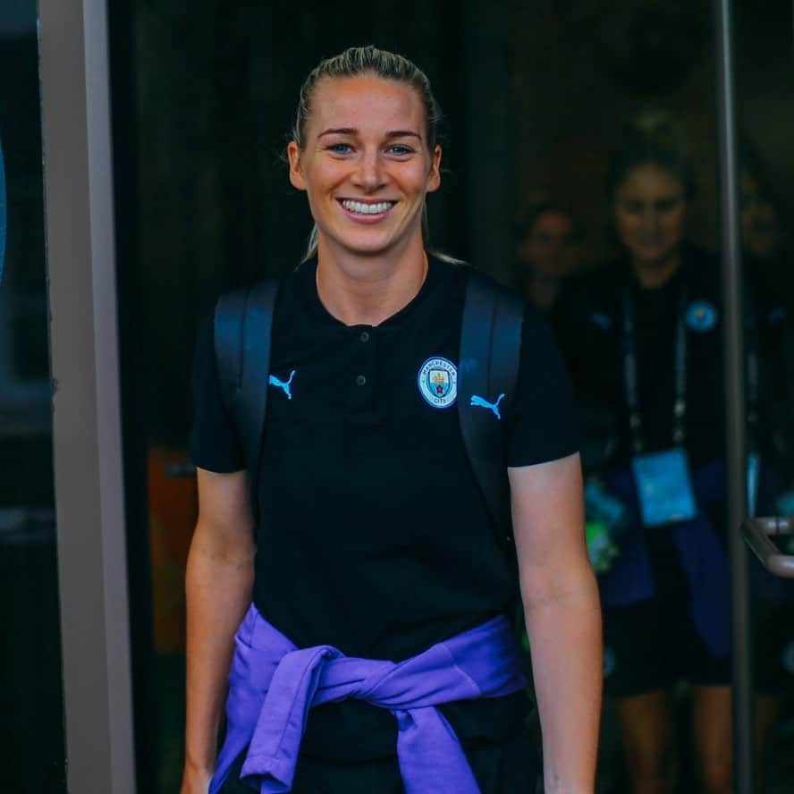 ジェンマ・ボナーのインスタグラム：「➕2️⃣ years @mancity ✍🏼 ⠀⠀⠀⠀⠀⠀⠀⠀⠀ Happy to have signed a new contract with the club. Really looking forward to getting back + pushing for more success with this team 🥳🥳 ⠀⠀⠀⠀⠀⠀⠀⠀⠀ Thank you for all the support 🥰 Stay Safe 🙏」