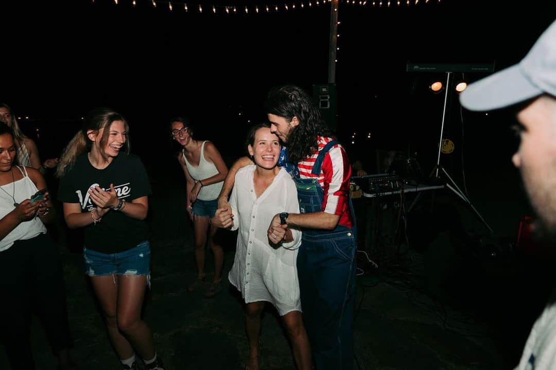 コリー・ロバートソンさんのインスタグラム写真 - (コリー・ロバートソンInstagram)「This time last year...4th of July party 2019! Honestly, I’ve been feeling a little nostalgic for these days. I miss touching people, shaking hands, hugging, dancing, traveling, seeing people’s whole faces. This life is a gift, and one day we’ll dance again with abandon! ⠀ ⠀ But for today...the sun is shining, the trees are the most beautiful green, our garden is producing, the wind is blowing, there are fish in the pond and birds in the sky, and tonight we’re having homemade ice cream and popping fireworks!! Also, we have a God above who loves us with a perfect love that always protects, always hopes, always trusts, and always perseveres. ⠀ ⠀ I hope that you have a Happy 4th friends 🇺🇸 I’m thankful for our country, thankful for this life. As we work together for a better future, I pray that we live with gratitude for today and every day! ❤️🤍💙#happy4thofjuly #GodblessAmerica」7月5日 3時44分 - bosshogswife