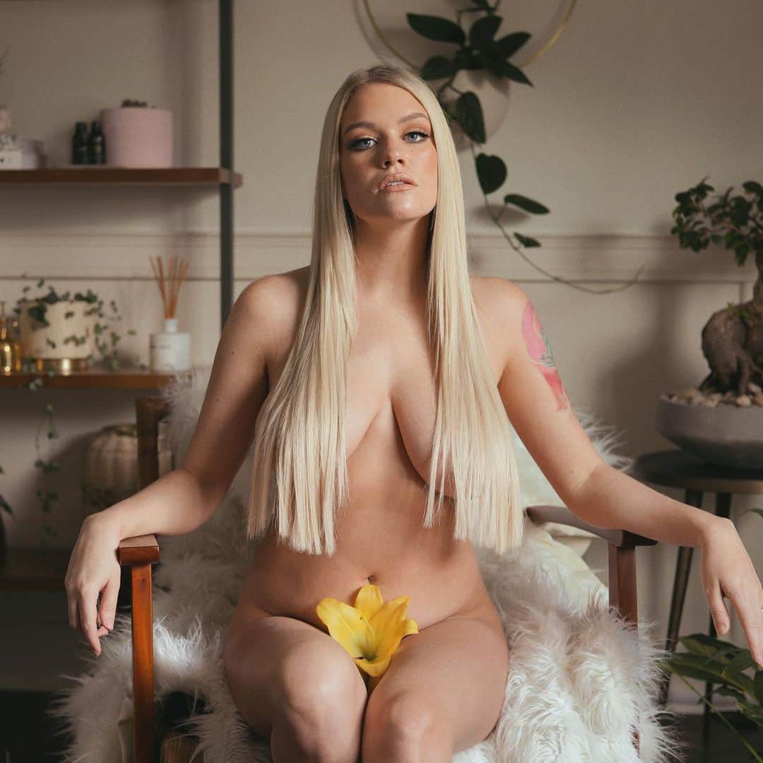のインスタグラム：「being told as a woman how you should present to the world but ignoring it is my favourite flavour of defiance」