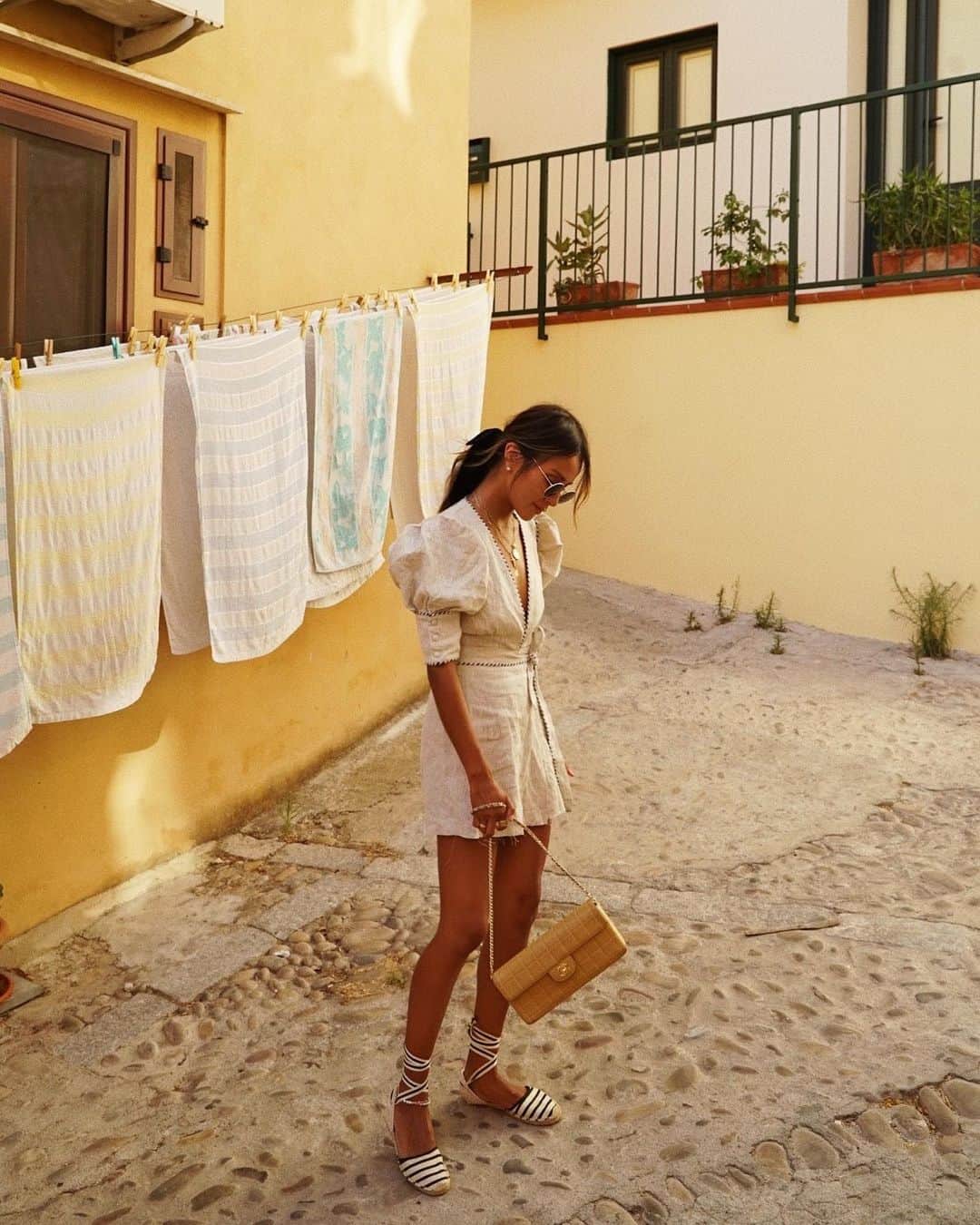 ジュリー・サリニャーナのインスタグラム：「Missing this time, last year. Sicilian summer. 💛☀️」