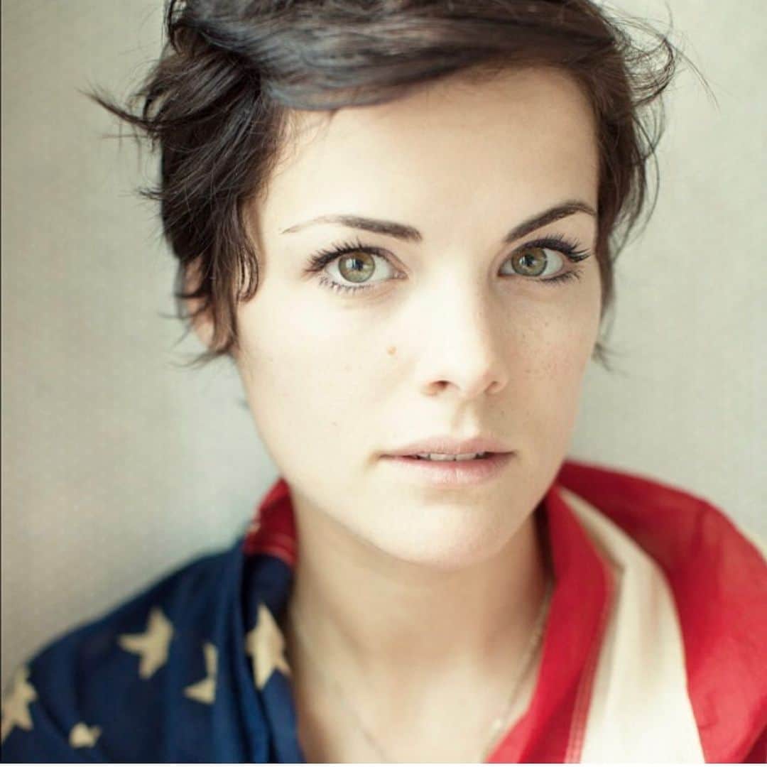 ジェイミー・アレクサンダーのインスタグラム：「Happy Independence Day, America. This is the land of the free. The land of opportunity and the land of EQUALITY. We have fallen short of those promises. My hope is that we ALL continue to work towards a better country. Today is a day of great reflection. Reflecting on what we have been and what we can become. Let us all UNITE and make this land a safe place for us all to thrive. 💪🏻♥️🇺🇸 Stay safe out there and look after one another. Love, Jaimie 💕 #july4th (image by @reidrolls )」