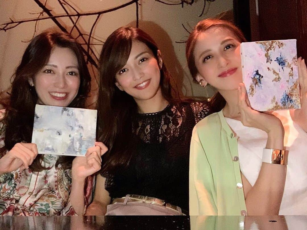 渡香奈さんのインスタグラム写真 - (渡香奈Instagram)「我らの道子❤️ 『M 愛すべき人がいて』最終回お疲れ様でしたー！デスッ😆姉達は愛するみっちゃんの活躍が嬉しすぎる😌今やうたちゃんは美人キャリアウーマンだし、2人ともカッコ良すぎる！✨ 2人に会うまで2回も体温を計り、3回消毒‼︎ 働く方のお仕事増えて大変ですが、念には念を！本当に有難い💪🏻コロナ連日100人超えで恐ろしい状況が続きますが、最大限気をつけながら頑張っていきましょう✨子供連れじゃない夕飯なんて母さん2年ぶりだしこの状態だしでドキドキした〜😝道子画伯が自粛中に描いてくれた家宝を手に📷🤲天は何物お与えになったのでしょう…と毎度思うぞ❣️私の大好きな色合いで描いてくれて嬉しすぎるよ〜🌈Love. #m愛すべき人がいて #田中道子 #自粛中の過ごし方 #アート #最高のプレゼント #家宝 #母の息抜き #dinner #beautifulfriends #自慢の2人 #子なしディナー  #ママライフ #変な時間に目が覚めた #今日は都知事選」7月5日 3時46分 - kanarina1261