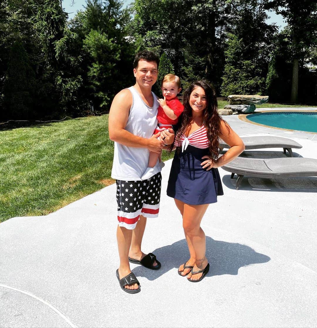 ディーナ・ニコール・コルテーゼのインスタグラム：「Happy 4th of July from my family to yours ❤️🤍💙」