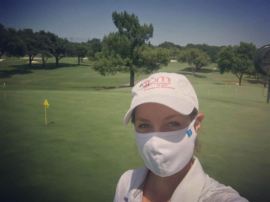 アレハンドラ・ジャネサさんのインスタグラム写真 - (アレハンドラ・ジャネサInstagram)「Selfie with my new best friend 😷😅. Love these @sparms.official masks!!! Lots of protection and so breathable. Perfect for golf or any activity. 🙌😷🏌🏼‍♀️plus with every purchase, @sparms.official donates to a charity. Link on my story #hypoallergenic #copperfilter #reusable #uvprotection Wilbur loves it too! #🐻⬇️」7月5日 3時52分 - alellaneza