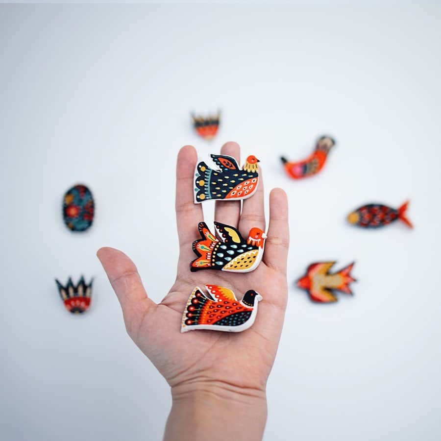Dinara Mirtalipovaのインスタグラム：「Finishing up with brooches! The hardest part is to decide which one to keep for myself 😆. These guys will be listed sometime next week, I’ll do another post announcing the day and time. #mirdinarabeadsandbracelets」