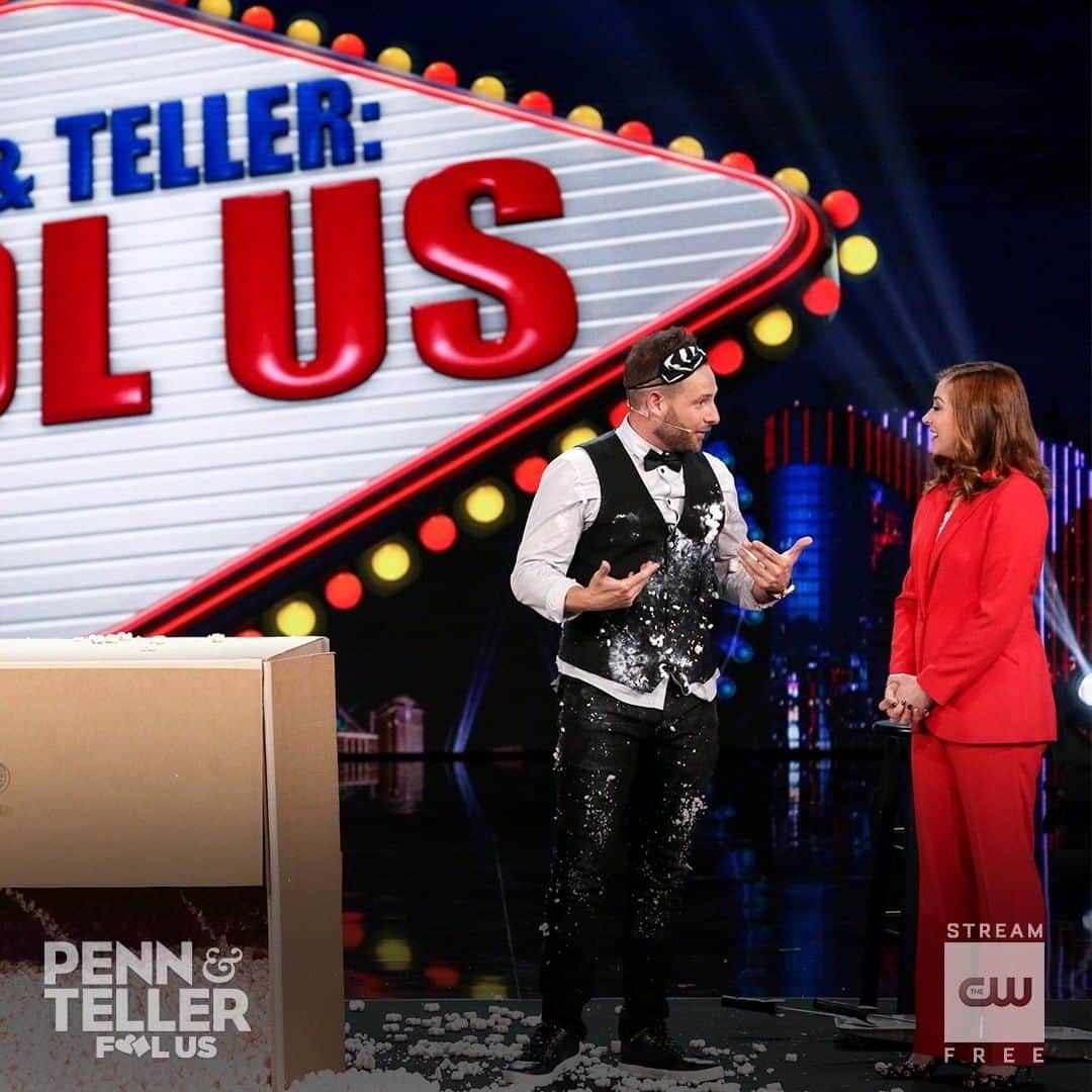 The CWさんのインスタグラム写真 - (The CWInstagram)「@magic4yourbrain is getting down and dirty to fool Penn and Teller! Stream a new episode free only on The CW. #FoolUs」7月5日 4時00分 - thecw