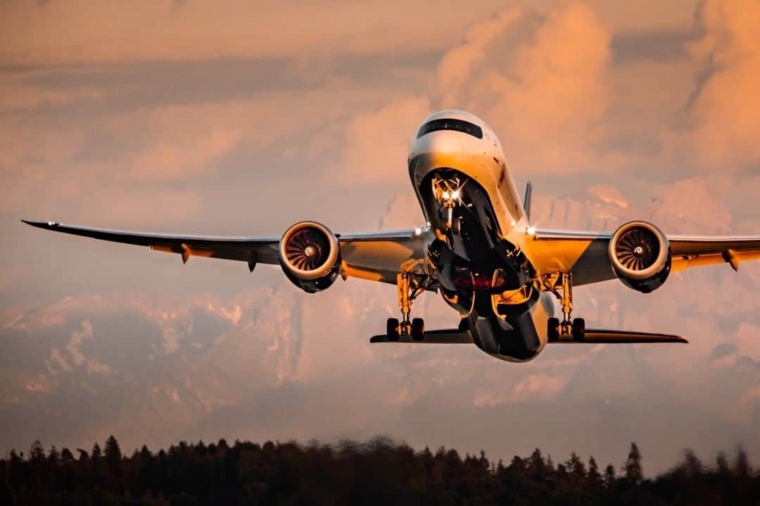 AIR CANADAさんのインスタグラム写真 - (AIR CANADAInstagram)「A golden hour takeoff. ✨ 📸: @exclusive_spotter . . Décollage dans la lumière dorée du jour. ✨ 📸: @exclusive_spotter」7月5日 4時01分 - aircanada