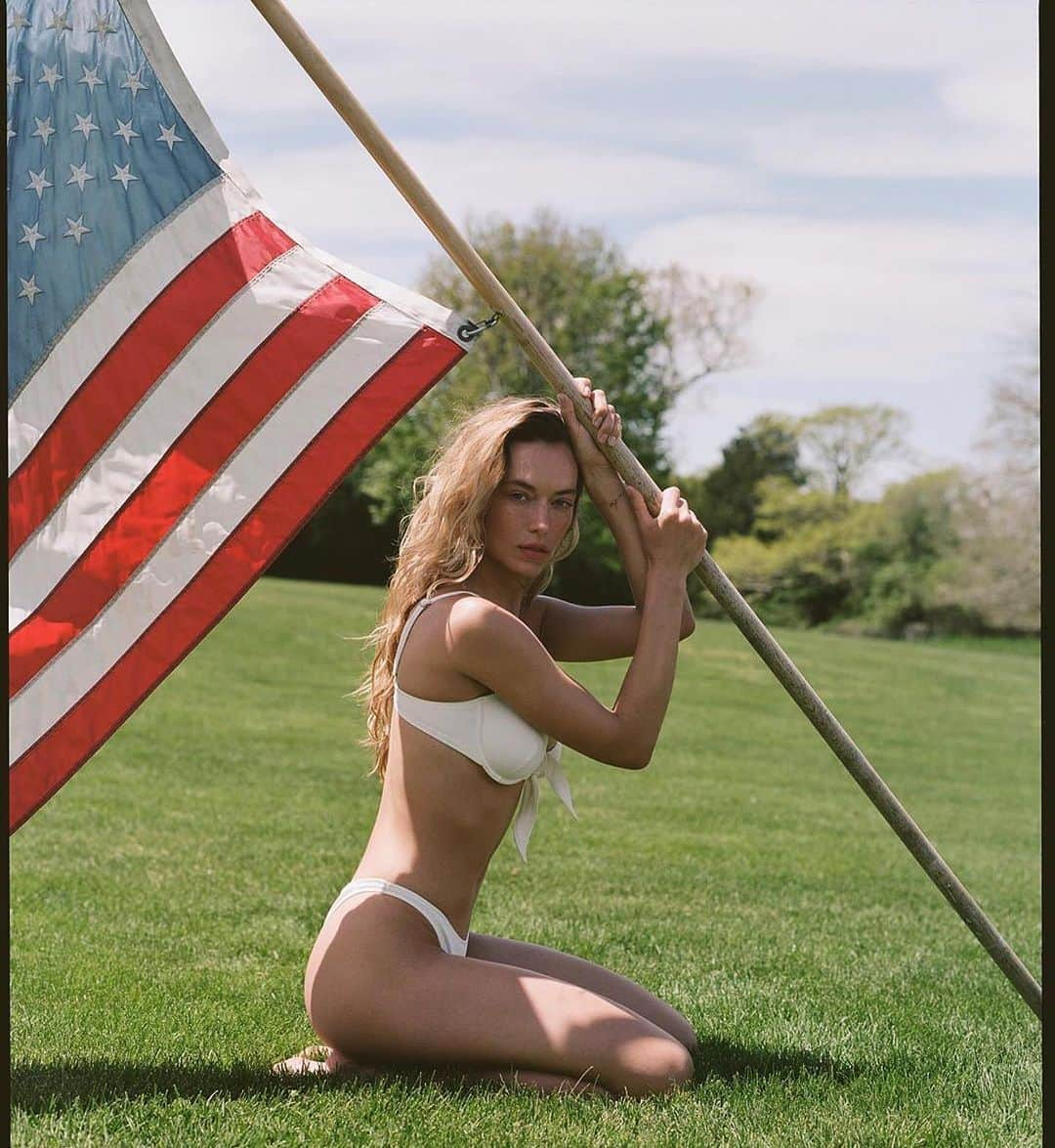 ハナー・ファーガソンのインスタグラム：「Happy 4th y’all ❤️🤍💙  celebrate safely 💥」