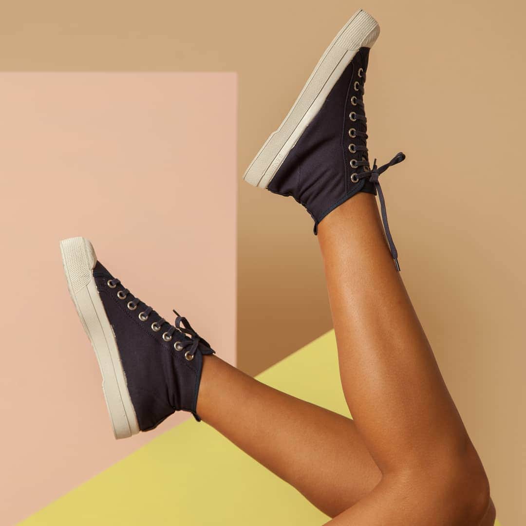 ベンシモンのインスタグラム：「B79 ✨ Plutôt Romy ou Stella ?  2 modèles, 3 couleurs... choisissez votre tennis ! (lien dans la bio)  ​Rendez-vous tout le week-end en ligne et en avant-première dans une sélection de boutiques * !  ​​(*Découvrez notre nouvelle tennis dès ce week-end en avant première dans nos boutiques : Home, Seine, Pyramides, Beaugrenelle, Parly II, Toulouse, Dijon, Dinard, Lyon, Hossegor, Bruxelles, La Baule, et Cap Ferret)  ​🇬🇧 B79 ✨ Romy or Stella ?  2 models, 3 colours... choose your tennis! (link in the bio)  See you all weekend online and preview in some of our boutiques ! ​#Bensimon #bensimoncollection #b79 #newtennisbensimon #tennisb79 #tennis」