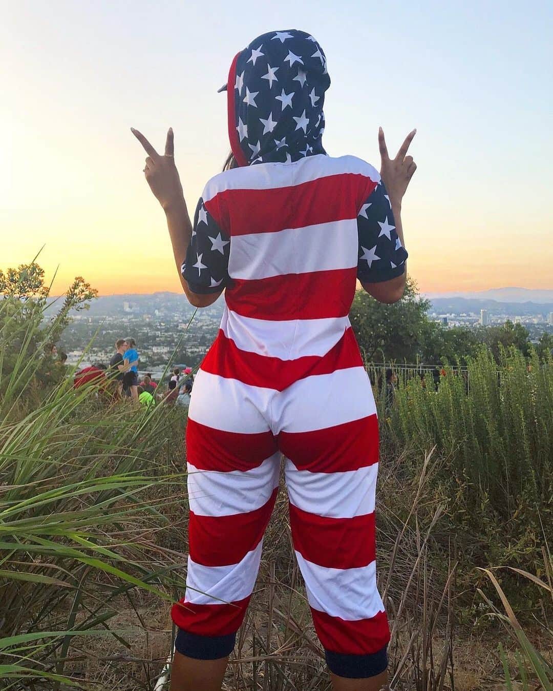 ユリサのインスタグラム：「Happy 4th of July💙❤ 今年は色んな事があったけど、こんな星条旗柄の服を皆が着ちゃうアメリカが私はやっぱり大好きです🇺🇸 This pic is from last year. I didn't leave my 🏠 this year🙄🦠 写真は去年の。今年はコロナでどのeventもおうちから🏠 #july4th  #4thofjuly」