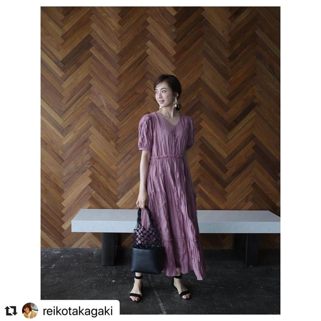 STORY公式さんのインスタグラム写真 - (STORY公式Instagram)「#Repost @reikotakagaki with @make_repost ・・・ ・ ・ ・ @secrettrophy の新作ワンピース です サラッと着られるワンピースは 毎年夏になると登場率が高いので 何着か買い足すのだけど シワになることを気にして 動きが制限されたくない私としては このワンピースは理想的◯ シワになりにくく ウエスト位置も高く 女性らしいデザインだけど 甘すぎないラベンダーカラー 小物は黒で締めてみました 手元には @ete_official の パールダブルリングカフ リングにもイヤカフにもなる アイテムは１つあるだけで 楽しみ方が広がりますね𓂃𓂃 ・ ・ #outfit #storymag #storyweb #secrettrophy  #ete」7月5日 13時48分 - story_love40