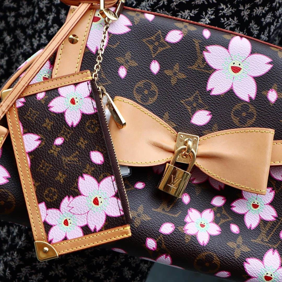 Vintage Brand Boutique AMOREさんのインスタグラム写真 - (Vintage Brand Boutique AMOREInstagram)「Louis Vuitton x Murakami Takashi Cherry Blossom Pochette Cles & Sac Retro PM  AMORE meets LV x MURAKAMI  POPUP Store at AMORE Gentleman July 1st - 29th  Online search for Pochette cles AO26440 Sac Retro AO24671  Free Shipping Worldwide✈️ ≫ ≫ ≫✉️ info@amorevintagetokyo.com  #ヴィンテージ #ルイヴィトン  #ヴィンテージルイヴィトン #ヴィンテージブランドブティック #アモーレ #アモーレトーキョー #表参道 #青山 #東京 #hermes #vintage #vintageHermes #hermesvintage#amoretokyo  #amorevintage #vintageshops」7月5日 13時40分 - amore_tokyo