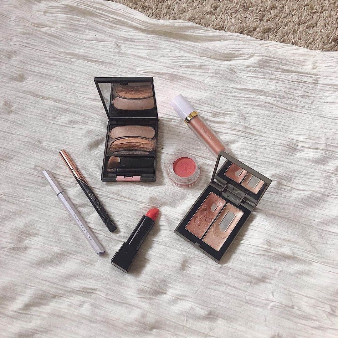 松尾 瞳のインスタグラム：「前回投稿の使用コスメ💄 . アイシャドウ / (上)AUBE ブラシひと塗りシャドウN 11 (下)to/one ペタルリキッドアイシャドウ 02 アイライン / UZU EYE OPENING LINER White + MAYBELLINE ハイパーシャープライナーR BR-2  マスカラ / ヒロインメイク ボリューム＆カールマスカラ アドバンストフィルム 01 (上のみ) チーク / My Little Beauty クリームチークカラー リップ / ADDICTION リップスティックピュア 002 ハイライト / THREE シマリンググローデュオ 01 . 🕊🧡」