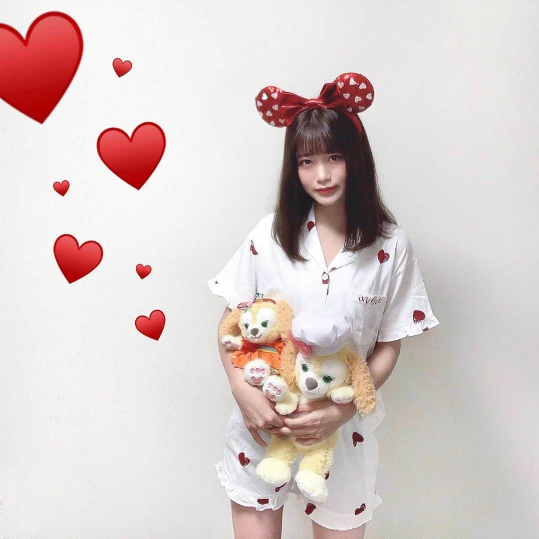 Kanaのインスタグラム：「ㅤ ㅤ 前ストーリーでアンケートを取った ルームウェア🌜💓 ㅤㅤ ㅤㅤ ハートのとクマのとで悩みに悩んで、 投票数が多かった ハートの方にしました💭♥️ ㅤ ハートのスパンコールカチューシャ めっちゃ合う、、🥺と思って バウンドでもなんでもないけど つけちゃった😝 ㅤㅤ ㅤㅤ ちなみにハートもクマも @amoonee.official のです🧸♥️ ㅤ ㅤ ㅤㅤㅤㅤ 肌触り良し、着心地良し おすすめです😌👏🏻💕 ㅤ ㅤ ㅤ ミニクッキーちゃんは この前ストーリーに載せた 香港ディズニーからの贈り物🐶🧇💓 ㅤ ご好意でいただいたものなんだけど 愛しすぎて毎晩隣で寝てもらってます 癒される、、、🥺💭💘 ㅤ ㅤ ㅤ ㅤ ㅤ ㅤㅤㅤㅤ #アムーニー #ルームウェア #ハート #クッキー #クッキーアン #香港ディズニーランド #amoonee #heart #roomwear #cookie #cookieann #hkdisneyland」