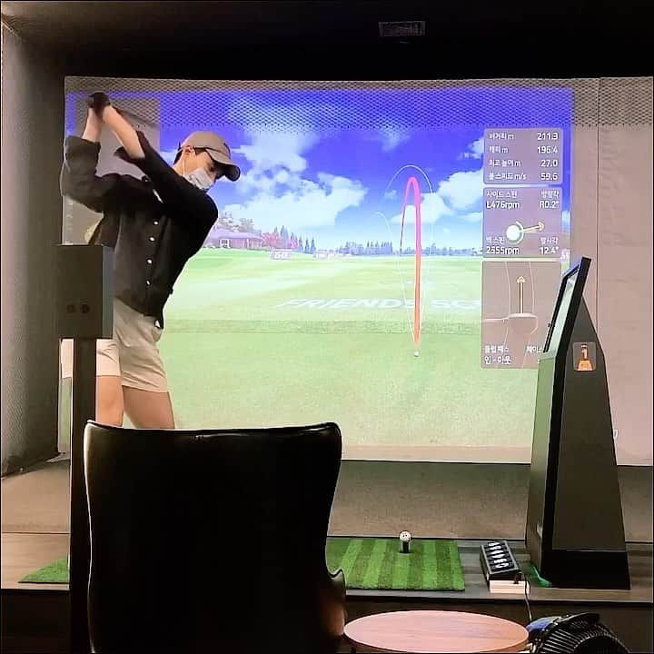 イェジュン のインスタグラム：「1872로 모여라🏌️🔥🔥 @lesson1872_sc2 ⛳️ #골프 #연습 #실내연습장 #스크린연습장 #카카오vx #트랙맨 #레슨 #레슨맛집  레슨요정 @geeseonsong 🧚🏻‍♂️」