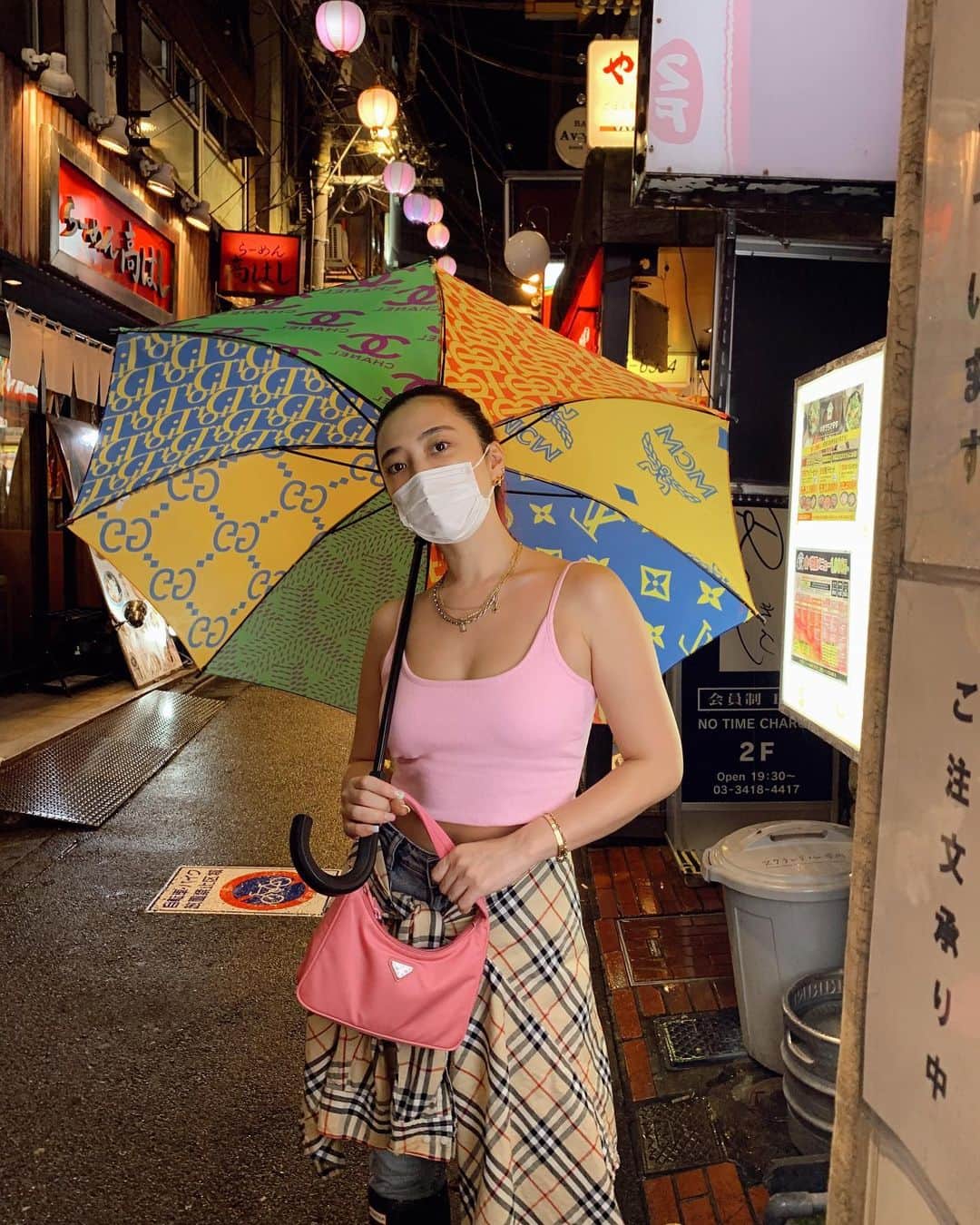 植野有砂さんのインスタグラム写真 - (植野有砂Instagram)「How I enjoy the rainy season ☔️✨派手派手な傘で梅雨を乗り切るっ❤️これはcomplexcon で買ったんだ⛱トップスはパット付きで優秀過ぎの @figandviper 💯」7月5日 13時55分 - alisaueno