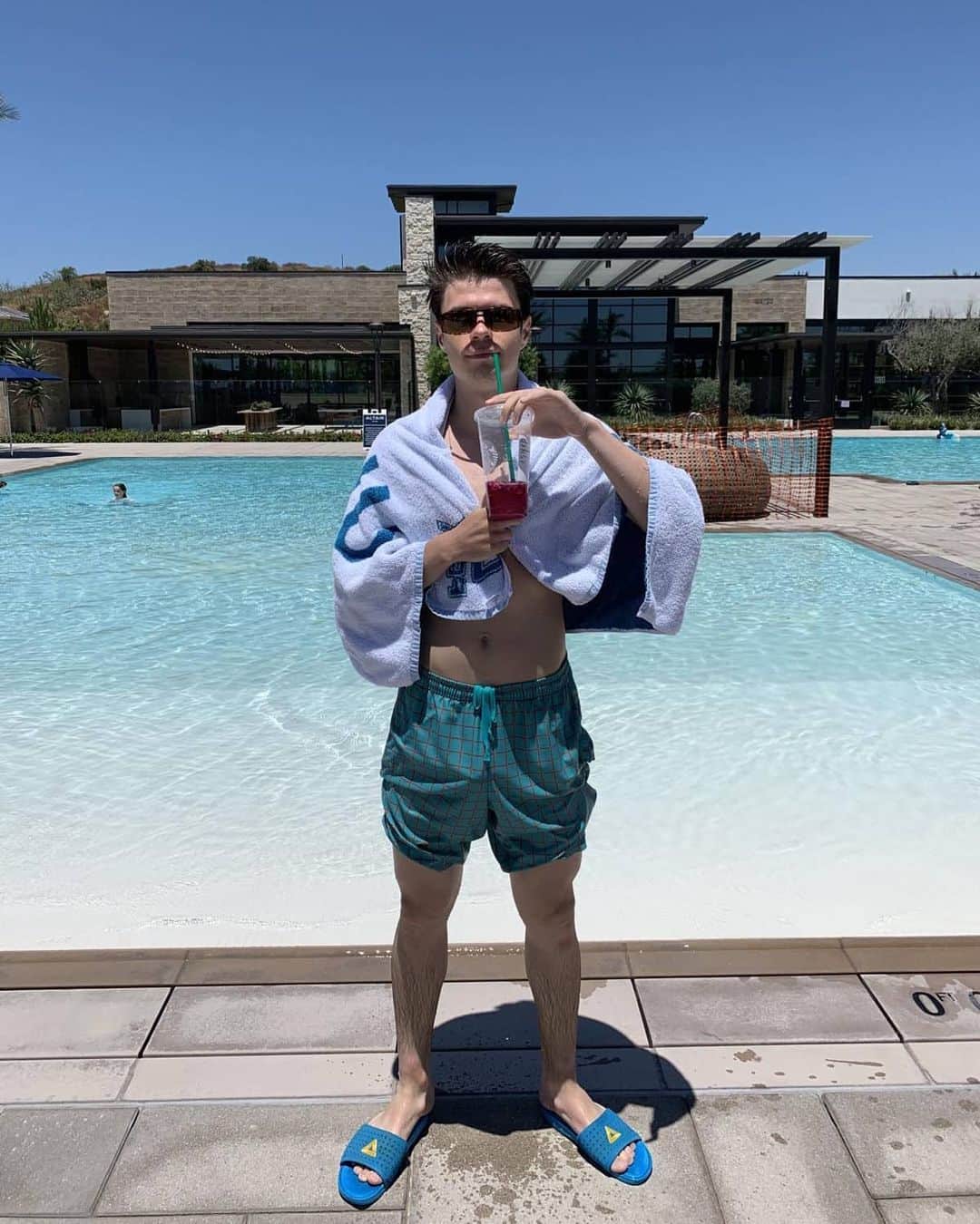 ヤロスラフ・パニオットのインスタグラム：「Slowly getting back to normal life✌🏻🏊🏻‍♂️  #pool #swimming #swimmingpool #4thjuly #happy4thjuly」