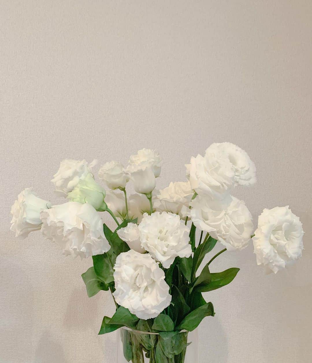 東美樹さんのインスタグラム写真 - (東美樹Instagram)「Rainy season has begun in Japan so I added some flowers and plants around my house to create an uplifting energy🤍🌳 . #whiteflowers #homedecor #Tokyo #Japan #花のある暮らし #ナチュラルな暮らし #ミニマリスト #マインドフルネス #トルコキキョウ」7月5日 14時04分 - mikko.36___