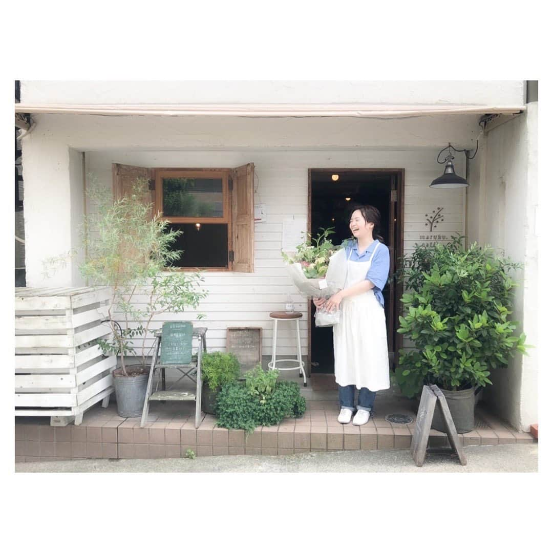 maruku. café のインスタグラム：「2020.7.5 sun﻿ ﻿ こんにちは。﻿ maruku.cafeです。﻿ ﻿ 6/30(火)、約7年続いたmaruku.cafeの営業が﻿ 無事終了いたしました。﻿ ﻿ 長い間ご愛顧頂き、心から感謝致します。﻿ 本当にありがとうございました＊。﻿ ﻿ 思えばお店を始めたのは24歳。﻿ まだまだ何も知らない私を﻿ maruku.cafeという場所、そこで出会ったお客様やお店の方 そして﻿家族や友人に育てて頂き﻿ たくさんの経験と思い出を与えて頂きました。﻿ ﻿ その中で一番感慨深いこと。﻿ それは、「変化」です。﻿ ﻿ お店をし始めて やりたいことや好きなことが増えていくうちに﻿ メニュー、お皿、雑貨なども増え お店の中も添うように形を変えて﻿ maruku.cafeの空間を作って行きました。﻿ ﻿ それに何より、お客様の環境や﻿ いつも来てくださる方のお子様の成長していく姿など﻿ 7年という月日の中で、少しずつ変わっていく変化に﻿ いつもワクワクとドキドキの日々でした。﻿ ﻿ 閉店間際には﻿ たくさんの方からお祝いやお手紙を頂き﻿ 溢れるぐらいの愛を受け、毎日感動の連続でした。﻿ 本当に私は幸せ者です。﻿ ﻿ 今はぽっかり穴が空いたような不思議な気持ちと﻿ 全てのことに感謝してもしきれない想いでいっぱいです。﻿ ﻿ 上手にこなせない不器用な私の長所を伸ばしてくれて﻿ 輝かせてくれた大好きなmaruku.cafe。 ﻿ ここで得たものを一生の糧に﻿ 新たな場所でも自分らしく﻿ 日々を過ごせたらと思います。﻿ ﻿ 本当にありがとうございました。﻿ ﻿ また皆様とお会いできる日を﻿ 楽しみにしています＊。﻿ ﻿ 【蚤の市のお知らせ】﻿ 現在、maruku.cafeで使用した﻿ 食器や雑貨などをお譲りする﻿ 蚤の市の開催を予定しています。﻿ また詳細が決まり次第お知らせ致します＊。﻿ ﻿ ●maruku.cafe 蚤の市●(予定)﻿ 2020.7.12 sun﻿ 11:30-18:00ごろまで(無くなり次第終了)﻿ at.maruku.cafe﻿」