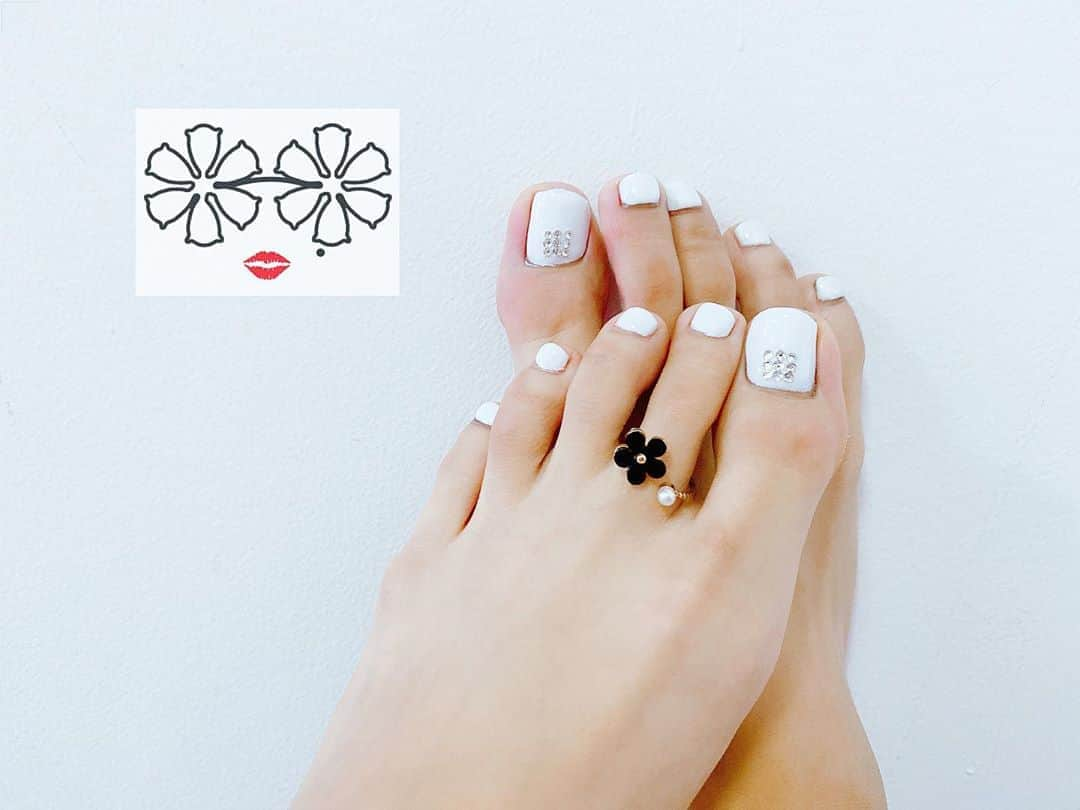 中村江莉香さんのインスタグラム写真 - (中村江莉香Instagram)「@usamimi_nail 💅 #ペディキュア をチェンジしてきました❤️❤️いつも可愛くしてくださる😂💋 #ホワイトネイル テーマは#米江莉香 🍚 お誕生日プレゼントまでいただき、、いつもドリンクとお菓子が😭💓 ・ #ネイルサロン 世界一オススメです。 逆にあまり教えたく無いほど。笑😂💕 人柄に癒される🤝✨大好きなんだ〜🐰 今日も不安定なお天気ですが足を見て🦶るんるん...🙈💕💕 #リング #ルピス @queen.lupis 🏷o278 ・ #恵比寿ネイル #広尾ネイル #いきつけサロン #行きつけサロン #ネイルサロン #都内サロン #個室 #完全個室 #可愛い空間 #お気に入りネイル #ウサミミ #usamimi #usamiminail #ホワイトネイル #シンプルネイル #大人女子ネイル #ネイルデザイン #足の指長い #足の指 #足元からのオシャレ #足元からのお洒落 #サンダルの季節 #恵比寿 #広尾 #forget_m_n #ホワイトカラー」7月5日 14時09分 - erica_nakamura