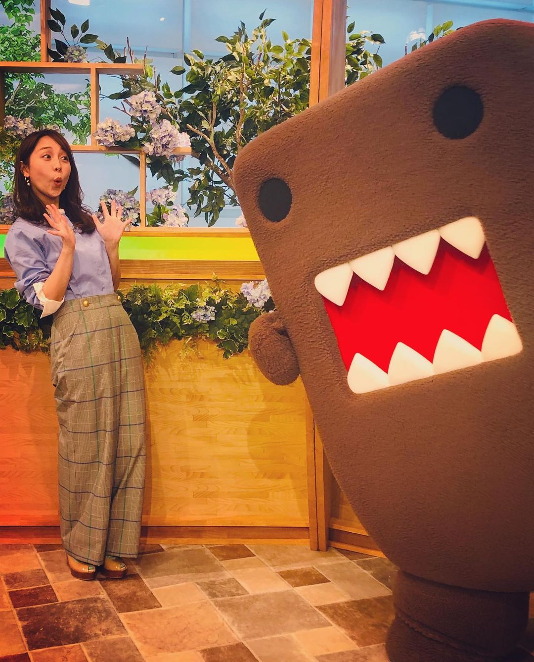 鈴木あきえさんのインスタグラム写真 - (鈴木あきえInstagram)「#NHK総合 #どーもNHK #生放送 でした🧡  写真1枚目は 本番終了後、 おうちに帰ろうかなどーもくんと私。  今日も 元気満タンなどーもくんなのでした😊🤍  帰りがてら 投票に行き、 今日の任務も無事終了😊😊  あ、あとは夕飯作りか🍴💪🏻  今夜は何にしようかなぁ🥳💕 外食ではなくおうちご飯な我が家🍚」7月5日 14時10分 - akiesuzuki0312