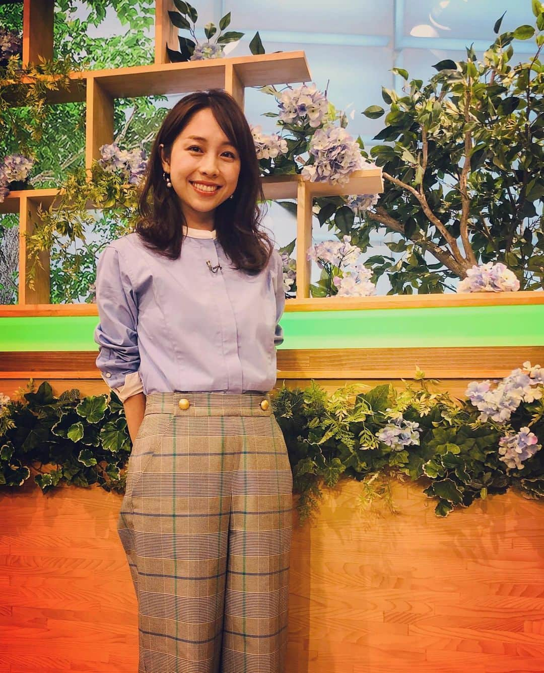 鈴木あきえさんのインスタグラム写真 - (鈴木あきえInstagram)「#NHK総合 #どーもNHK #生放送 でした🧡  写真1枚目は 本番終了後、 おうちに帰ろうかなどーもくんと私。  今日も 元気満タンなどーもくんなのでした😊🤍  帰りがてら 投票に行き、 今日の任務も無事終了😊😊  あ、あとは夕飯作りか🍴💪🏻  今夜は何にしようかなぁ🥳💕 外食ではなくおうちご飯な我が家🍚」7月5日 14時10分 - akiesuzuki0312