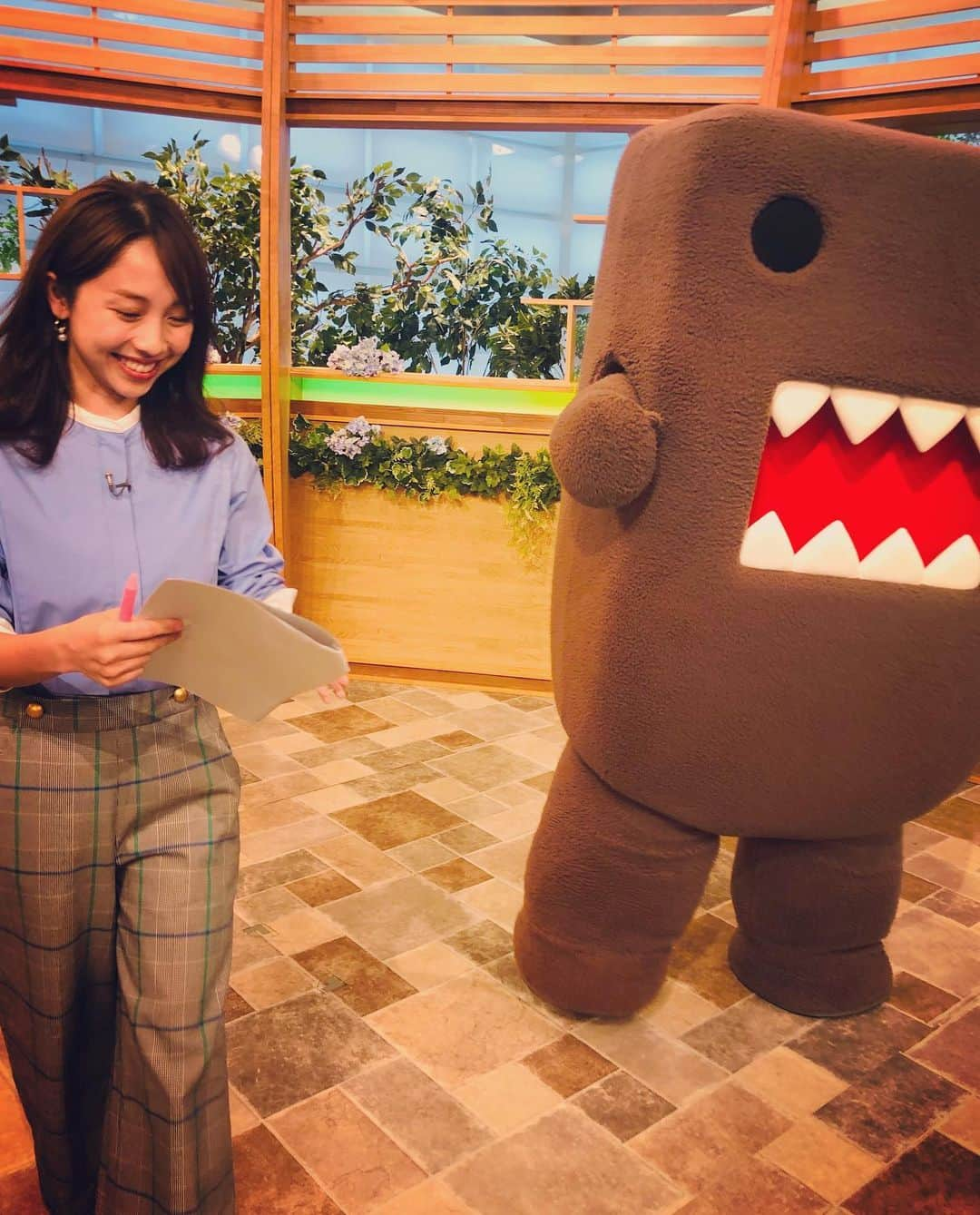 鈴木あきえさんのインスタグラム写真 - (鈴木あきえInstagram)「#NHK総合 #どーもNHK #生放送 でした🧡  写真1枚目は 本番終了後、 おうちに帰ろうかなどーもくんと私。  今日も 元気満タンなどーもくんなのでした😊🤍  帰りがてら 投票に行き、 今日の任務も無事終了😊😊  あ、あとは夕飯作りか🍴💪🏻  今夜は何にしようかなぁ🥳💕 外食ではなくおうちご飯な我が家🍚」7月5日 14時10分 - akiesuzuki0312