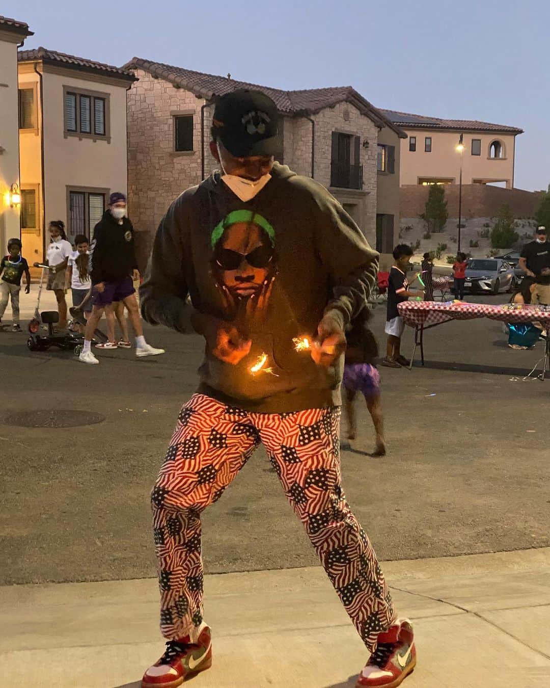 ニック・ヤングのインスタグラム：「Block party turnt up lol #SorryIHadThesePantsSavedForAWhile  #ImJustHavingFunLol」