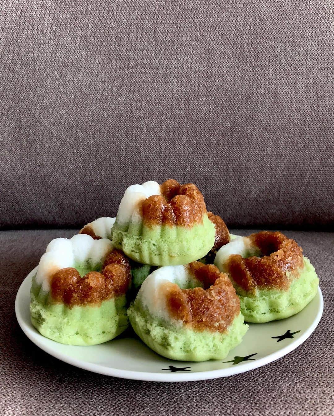 Li Tian の雑貨屋さんのインスタグラム写真 - (Li Tian の雑貨屋Instagram)「My pretty princess ❤️  The West has bundts, but the East has Putu Ayu. Fluffy, fragrant steamed pandan sponges crowned with half freshly grated coconut and half gula melaka flavored coconut.   Not exactly cheap at $1 per piece but for the amount of work behind, so worth it. Sweet-savoury, I can’t resist    • • • #singapore #desserts #igersjp #yummy #love #sgfood #foodporn #igsg #ケーキ  #instafood #gourmet #beautifulcuisines #onthetable #snacks #cafe #sgeats #f52grams #bake #sgcakes #kueh #feedfeed #pastry #foodsg #breakfast #cheapeats #musttry #coconut」7月5日 14時16分 - dairyandcream