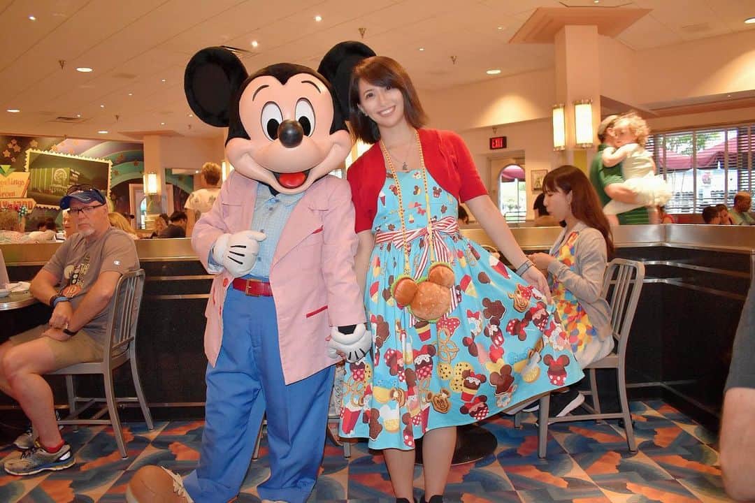 矢部あやのインスタグラム：「201905 WDW 2day ハリウッドバインのミキさん♡ 春コス初めてで嬉しかった！ ・ #waltdisneyworld #WDW #WDW2019 #disneyshollywoodstudios #DHS #DHS2019 #hollywoodandvine #charactergreeting」
