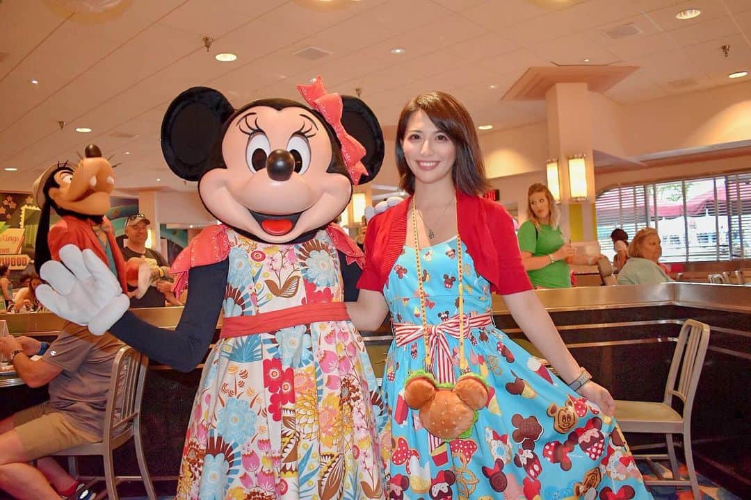 矢部あやのインスタグラム：「201905 WDW 2day このミニーちゃんのワンピほしい！ ・ #waltdisneyworld #WDW #WDW2019 #disneyshollywoodstudios #DHS #DHS2019 #hollywoodandvine #charactergreeting」