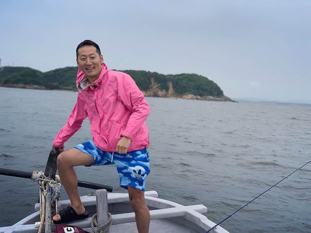 DJ MEGURUのインスタグラム：「週末は廣瀬家と白井家のみんなで篠島へ釣り旅行🐟  釣って〜食べて〜飲んで〜♫  おかけでボウズだったけど楽しい旅になりました！←また釣れなかったのかよ  #篠島 #ヒラメ #さわら #釣り大好き #釣れんけど」