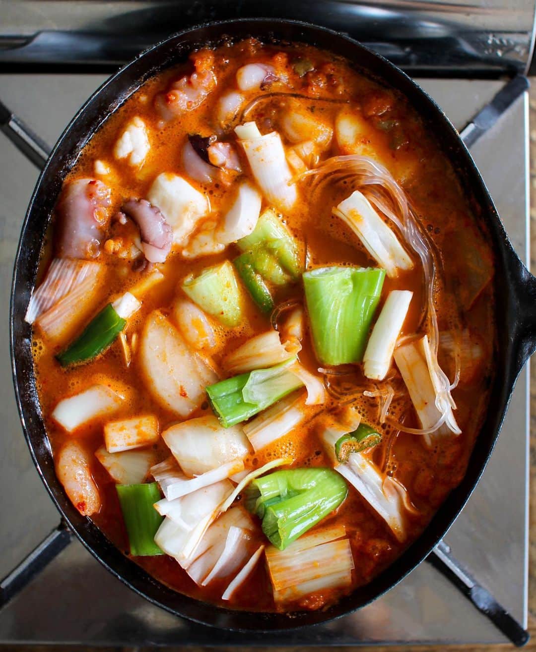 のインスタグラム：「#ナッコプセ 3変化🥘 ・ 京都にある韓国屋台料理とナッコプセのお店ナム(@nam.kyoto1 )さんから、ナッコプセのセットをいただいたので、早速お昼ごはんで実食〜‼︎ ・ 説明しよう👨‍🏫 「ナッコプセ」とは、ナクチ(手長ダコ)、コプチャン(ホルモン)、セウ(海老)の頭文字を合わせた言葉で、タコと牛ホルモン、エビ、野菜、春雨をヤンニョムと共に鍋で煮て作る韓国の鍋料理である。 ・ 玄関で宅急便のお兄さんから受け取った瞬間から、ダンボールを開けて調理して「いただきます🙏」までがなんと16分30秒ほど⌛️ (「すぐ出来る」ってどのくらい？と思って、実験的にストップウォッチで測ってみた😂) スープはストレートだし、材料は全て切ってあるから、包丁もまな板も計量カップも必要なし。 本当にあっという間にできてビックリ🤣 ・ pic1 フライパンにスープと具材を入れて加熱開始‼︎ pic2 10分ほど加熱したらできあがり。 めちゃくちゃ良い香り🥺✨ 見た目より全然辛くない‼︎辛さよりも旨味がすごい‼︎ 大食いの我が家にはボリュームが少ないか？と思ったのだけれど、噛みごたえのある食材が多くて、意外と満腹に👏 pic3 〆用のサリ麺＋追いスープセット。 それに家にあったとろけるチーズ🧀 ちょっとちょっと‼︎これ最高すぎた‼︎ 旨味たっぷりの旨辛スープを吸ったサリ麺はそれだけで美味しいのに、チーズが絡んだらもう…もう…最高…🥺✨ ・ あぁ、美味しかった😋 韓国料理大好き❤ まだまだ海外旅行には行けそうにないから、海外の料理をお店やおうちで楽しみながら、旅した気分になれるのは嬉しいなぁ😚 ・ #ナッコプセのお店ナム #낙곱새 #韓国料理 #韓国 #koreanfood #🇰🇷 #PR #隙あらば昼飲み #鍋 #私のおいしい写真 #foodporn #onthetable #foodstagram #暮らし #おうちごはん #instafood #日々の暮らし #うつわ #器 #wp_deli_japan #おうちごはんlover # #IGersJP #とりあえず野菜食 #フーディーテーブル #キッチングラム #中村智美 #鉄フライパン #ナムコッセ」
