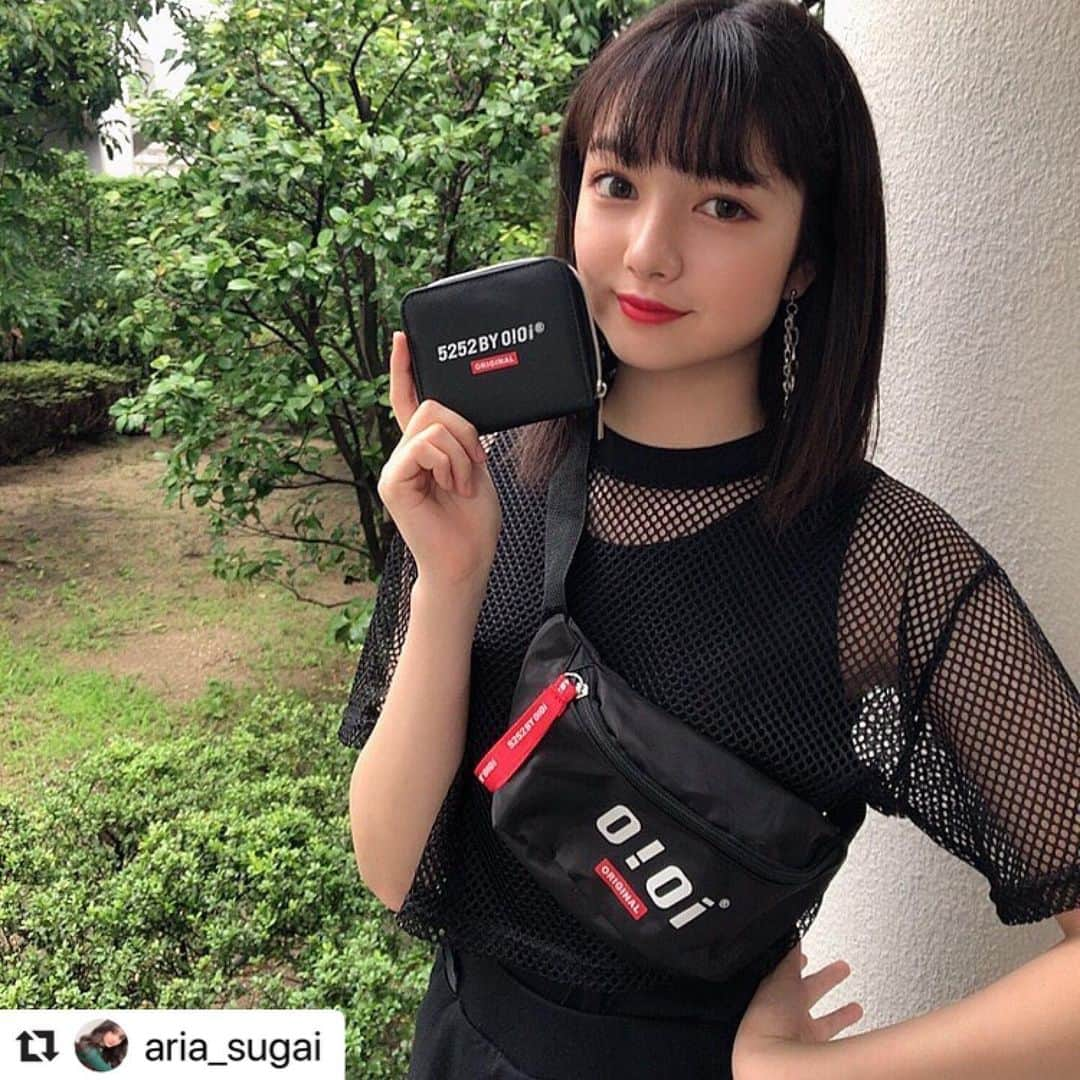 Popteenさんのインスタグラム写真 - (PopteenInstagram)「今月号の付録は韓国の大人気ブランド、5252 BY O!Oiのお財布❤️レギュモのありぽんは、3月号付録のウエポとダブル使いしてるよ🇰🇷✨  Repost @aria_sugai with @make_repost ・・・ Popteen8月号の付録💗  見た目もかわいいけど本当に使いやすい！ 黒だからシンプルでよき✨ お友達とおそろにするのもオススメです💕  誌面アンケートもありぽんによろしくお願いします🥺 レギュモ総選挙　頑張ります🐜💗 #Popteen #popteen付録  #popteen8月号  #二つ折り財布  #レギュモ総選挙  #ありぽん  #ありのす  #アンケートよろしくお願いします」7月5日 14時25分 - popteen_official