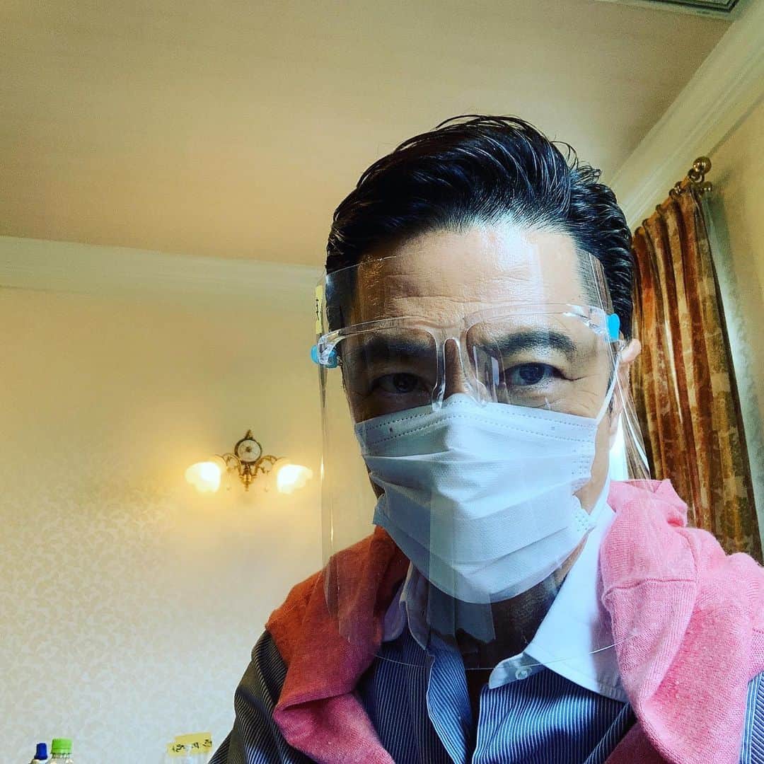 黒田アーサーのインスタグラム：「今日もドラマロケです🎬現場では完全防備！マスクとフェイスシールド😉👍 #ドラマロケ  #撮影現場 #コロナ対策万全」