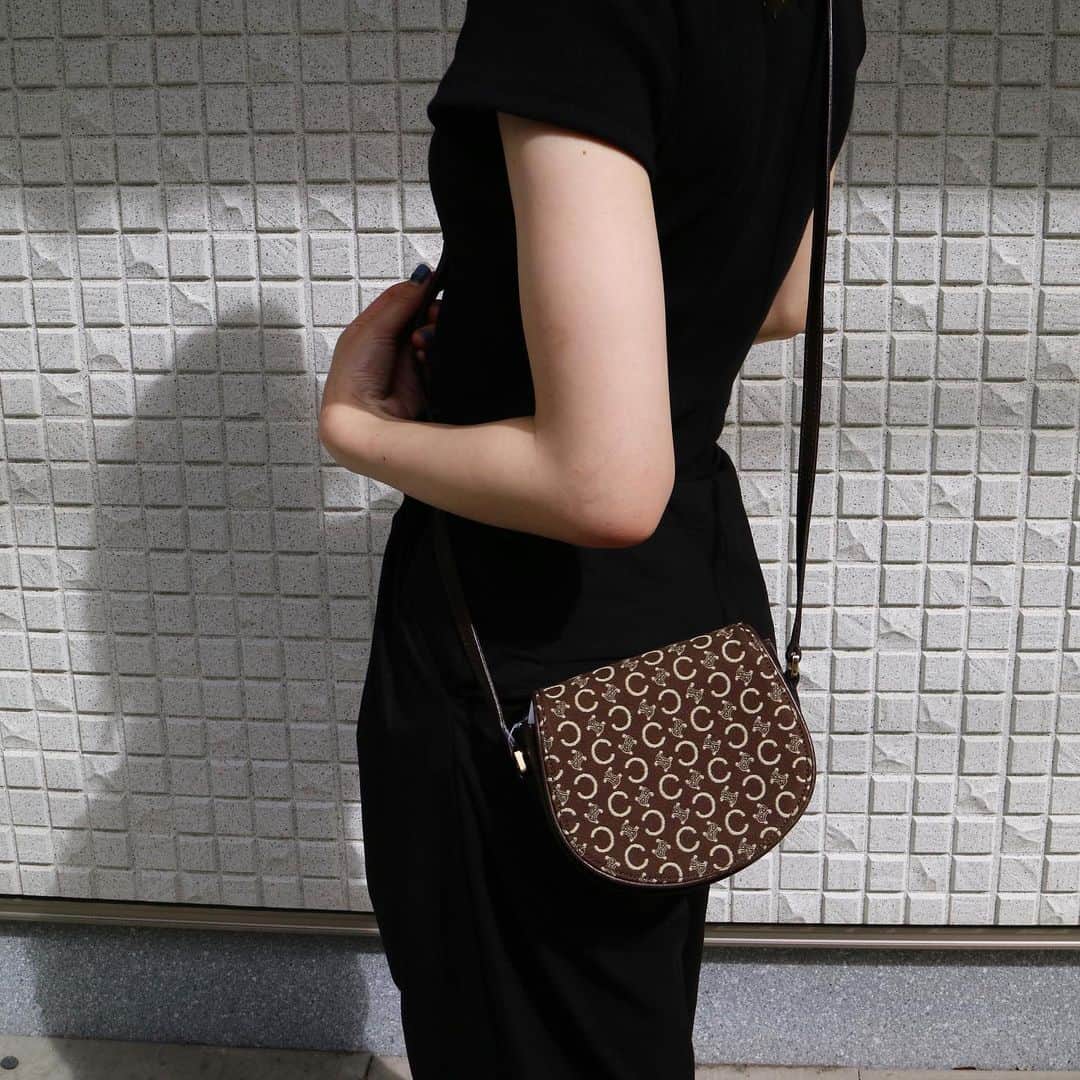 Vintage Brand Boutique AMOREさんのインスタグラム写真 - (Vintage Brand Boutique AMOREInstagram)「Celine Macadam Canvas Shoulder Bag.  On website search for AO27450  Free Shipping Worldwide✈️ ✉️ info@amorevintagetokyo.com  #ヴィンテージ #セリーヌ #ヴィンテージセリーヌ #ヴィンテージブランドブティック #アモーレ #アモーレトーキョー #ヴィンテージショップ #表参道 #東京#celine #vintage #vintageceline #celinevintage #amoretokyo #amorevintage #vintageshop #omotesando」7月5日 14時36分 - amore_tokyo