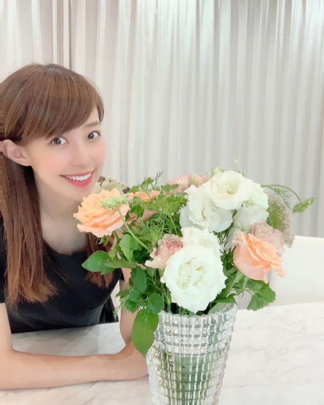 川崎希さんのインスタグラム写真 - (川崎希Instagram)「私が選んだお花はこんなかんじ💓💓💓. . 優しいかんじの色で3色くらいお花を入れてもらって. かなりお気に入り😍😍😍  #リビング #flowers」7月5日 14時43分 - kawasakinozomi